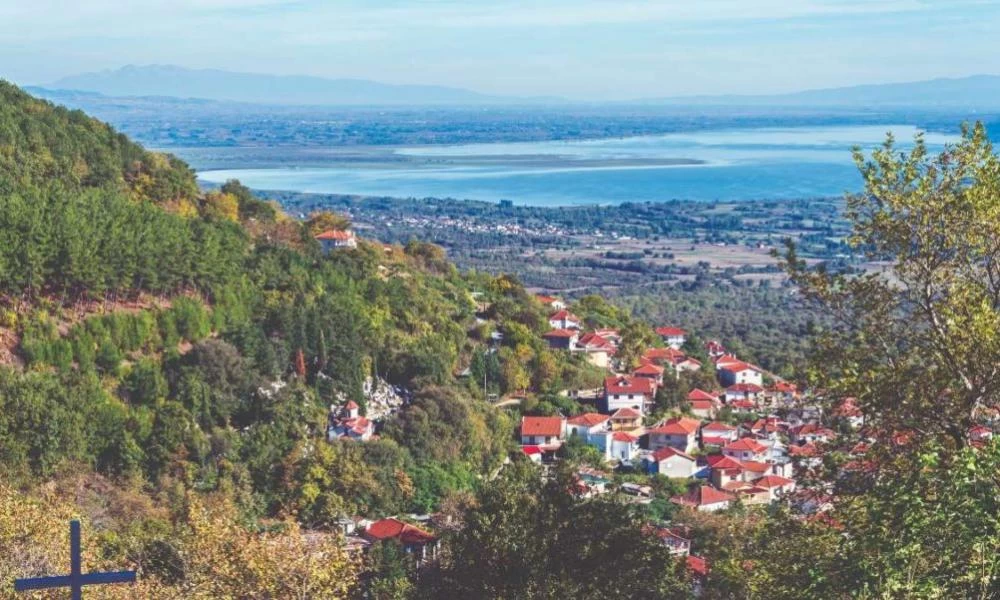 Άνω Πορόια: Το χωριό στις Σέρρες με θέα στη λίμνη Κερκίνη